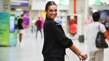 Alane faz pose em aeroporto - Fotos: Anna Giulia/ AgNews