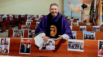 Padre Marcelo mostra orgulhoso as fotos colocadas nas cadeiras e bancos de sua igreja, na zona sul de SP - Jonas Pimentel